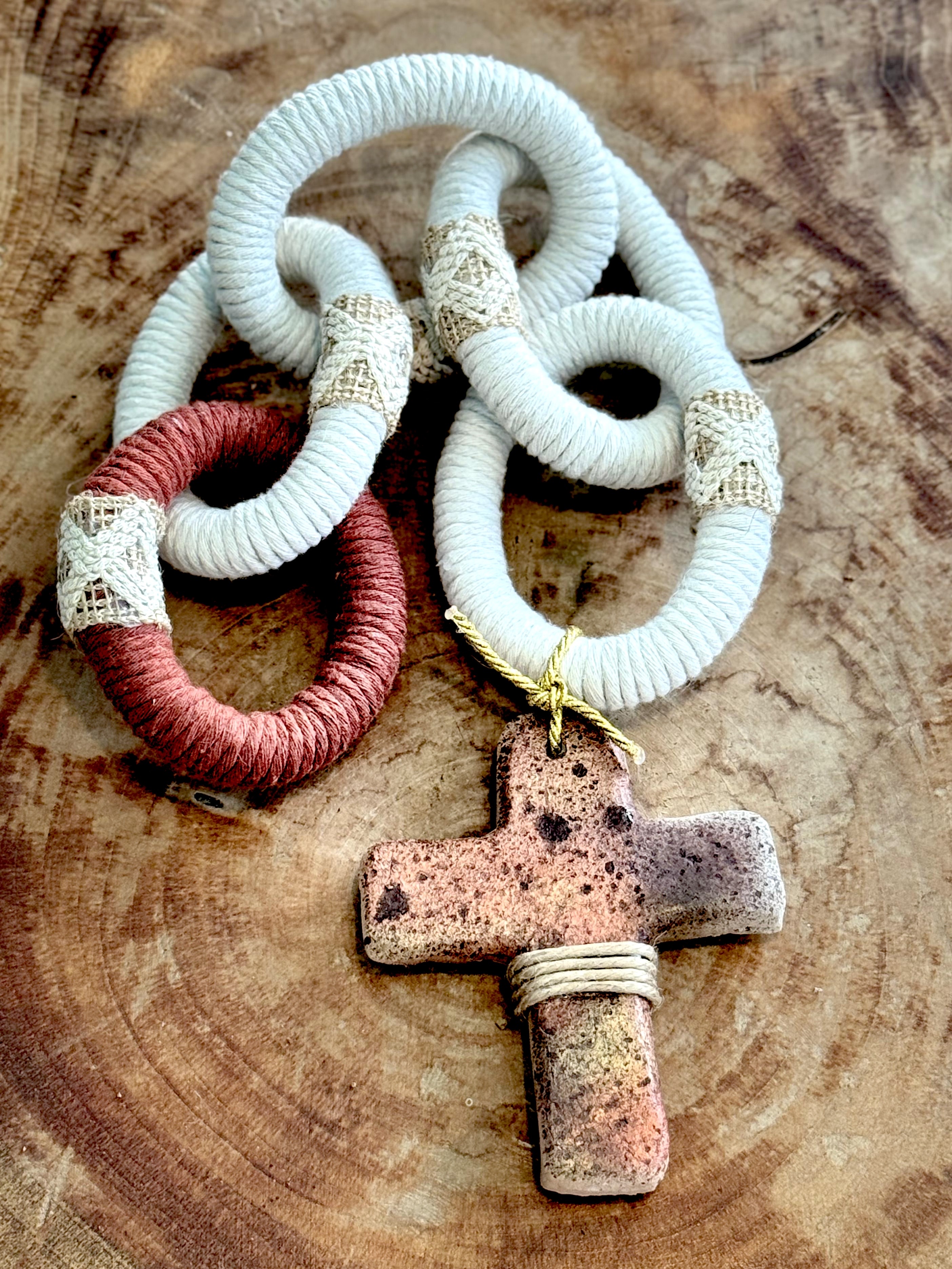 Colar decorativo cruz de cerâmica